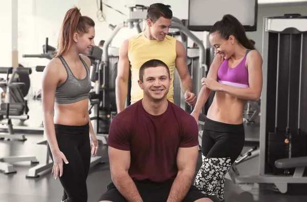 Gruppo di sportivi in palestra — Foto Stock