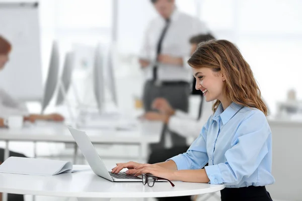 Vrouw werkt op laptop — Stockfoto