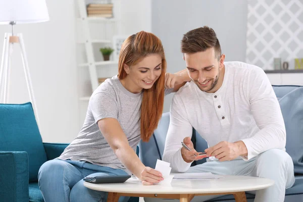 Pareja calculando impuestos —  Fotos de Stock