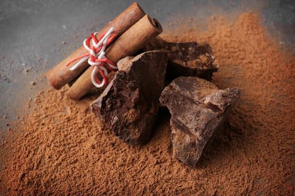 Trozos de chocolate con palitos de canela —  Fotos de Stock