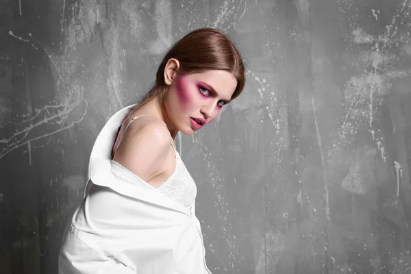 Modelo jovem com maquiagem criativa — Fotografia de Stock
