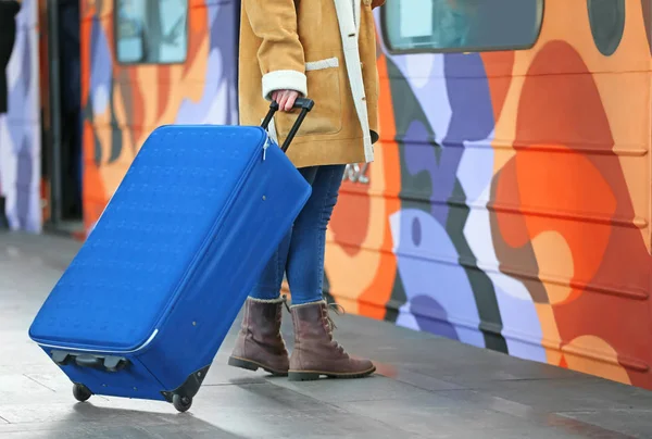 Žena na nádraží s kufrem — Stock fotografie