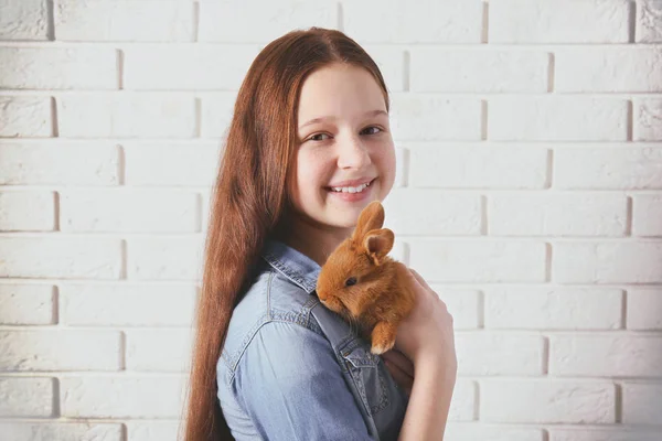 Niña sosteniendo conejo pequeño —  Fotos de Stock