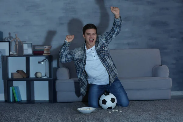 Adolescente viendo partido de fútbol — Foto de Stock