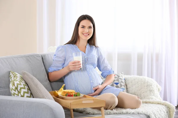 Young pregnant woman — Stock Photo, Image