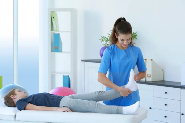 Physiotherapist working with patient in clinic — Stock Photo, Image