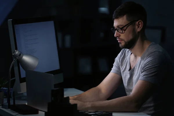 Jovem programador bonito trabalhando em casa — Fotografia de Stock