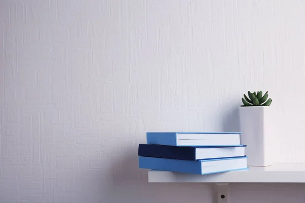 Bücherstapel im Regal — Stockfoto