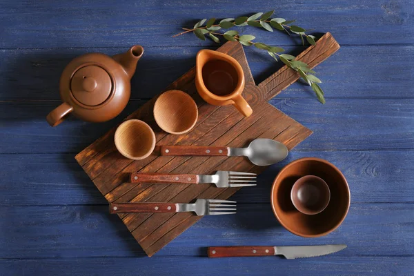 Set de vajilla y tabla de cortar — Foto de Stock