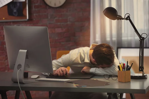 Diseñador cansado durmiendo en la oficina —  Fotos de Stock