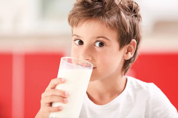 男孩喝牛奶 — 图库照片