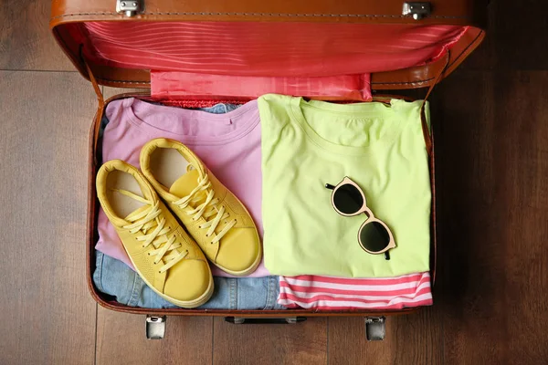 Offener Koffer mit Kleidung — Stockfoto