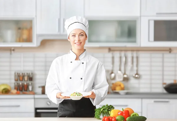 Femme chef en cuisine — Photo