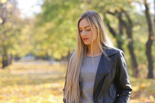 Vacker Ung Kvinna Höst Park Solig Dag — Stockfoto