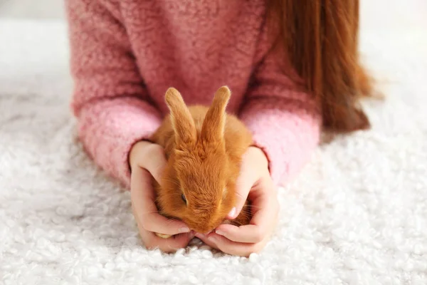 Fille tenant petit lapin — Photo