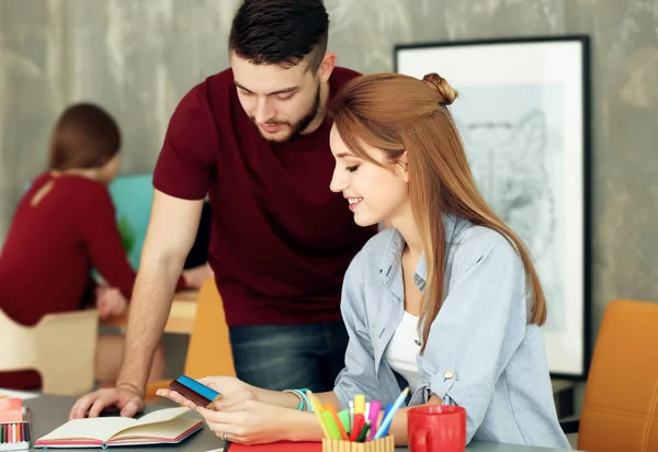 Junge kreative Designerin im Büro — Stockfoto