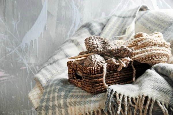 Fils et aiguilles à tricoter dans le panier en osier — Photo