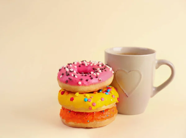 Leckere Donuts und eine Tasse Kaffee — Stockfoto