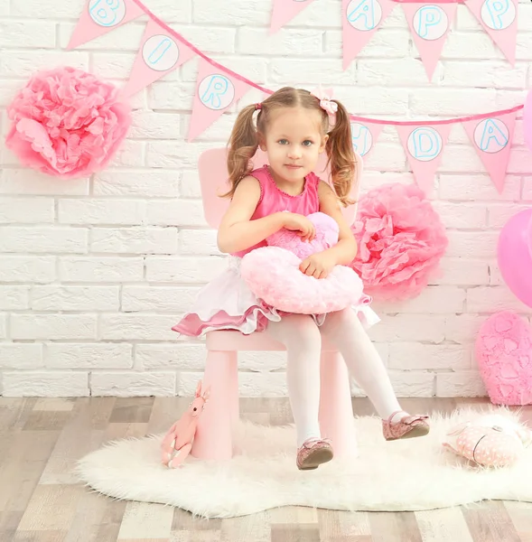 Kleines Süßes Mädchen Mit Party Dekor Beim Fotoshooting — Stockfoto