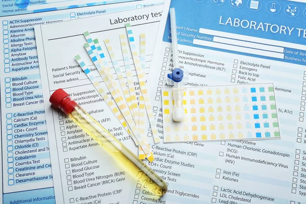 Equipos médicos y formularios de prueba de laboratorio — Foto de Stock