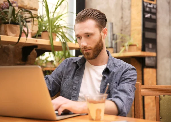 Όμορφος νεαρός άνδρας με laptop — Φωτογραφία Αρχείου