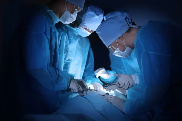 Chirurgów operujących pacjenta w klinice — Zdjęcie stockowe