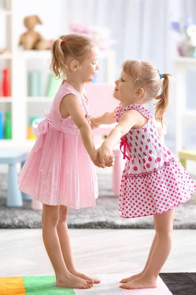 Маленькие девочки танцуют — стоковое фото