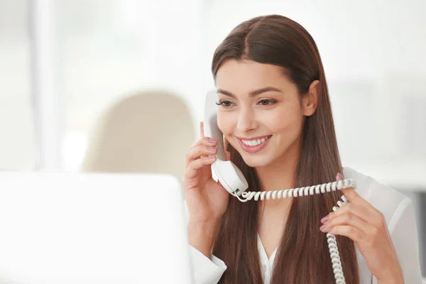 Mulher falando por telefone — Fotografia de Stock