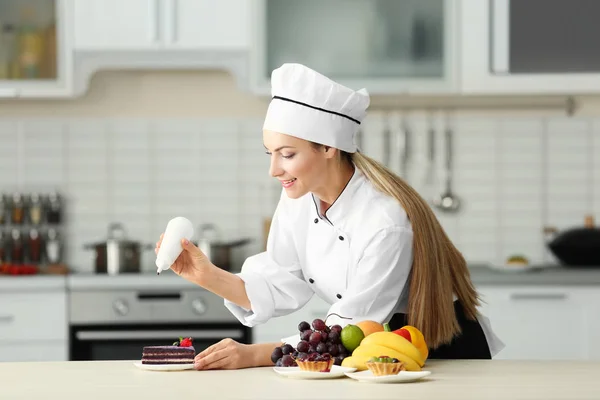 Chef donna decorazione torta — Foto Stock