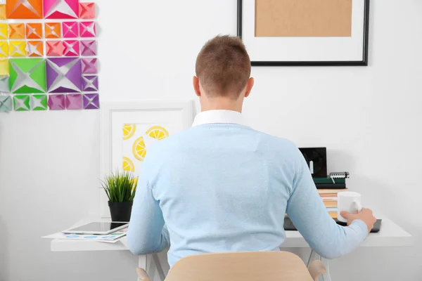 Joven en el trabajo — Foto de Stock