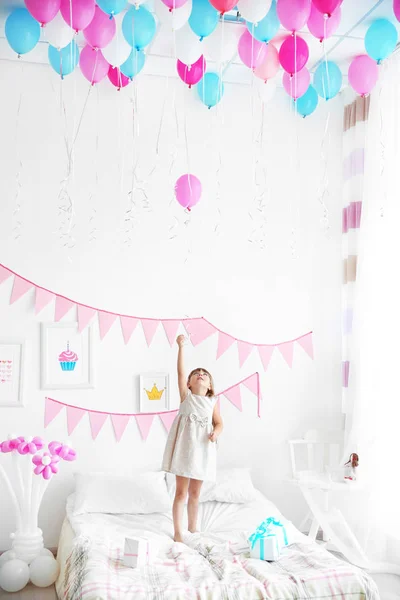 Девушка в номере оформлены для празднования дня рождения — стоковое фото