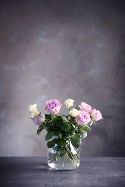 Vase en verre avec bouquet de roses — Photo