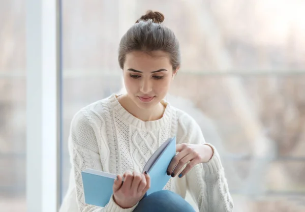 Woman reading book — Stock Photo, Image