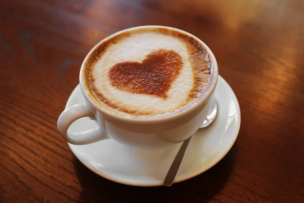 Beker met warme smakelijke koffie — Stockfoto