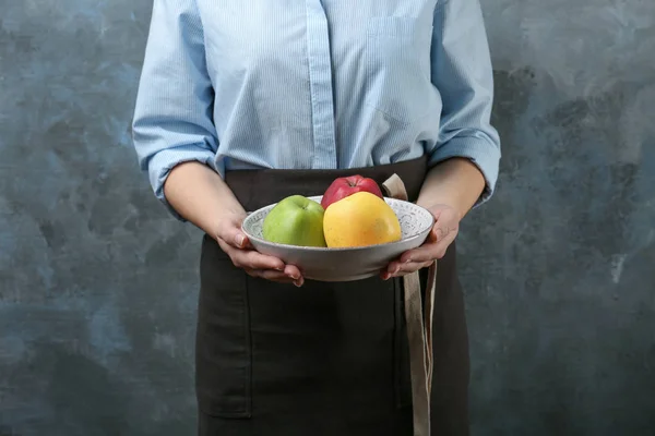 Mujer sosteniendo placa con manzanas — Foto de Stock