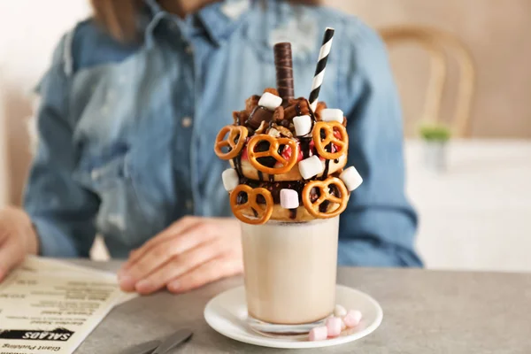 Молочний коктейль, пончик і цукерки в склянці — стокове фото