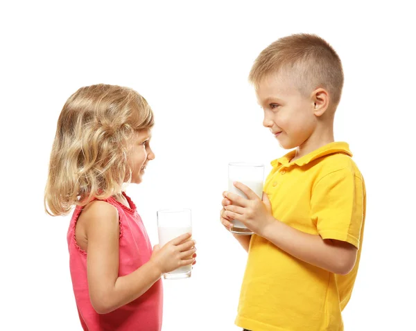 Menina e menino segurando óculos de leite — Fotografia de Stock