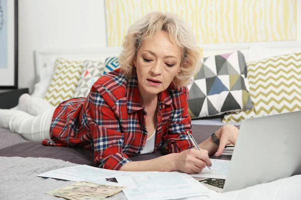 Mulher calculando impostos — Fotografia de Stock