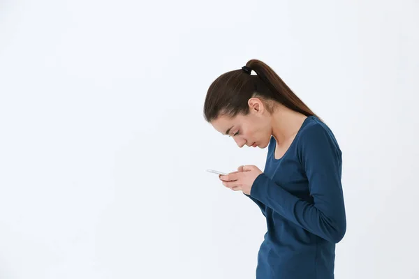 Young woman using smartphone — Stock Image Young woman using smartphone Royalty Free Stock Images