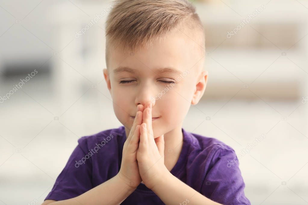 little boy praying 