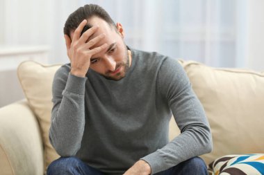 Yakışıklı depresif adam