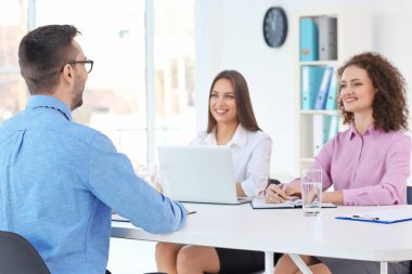 İş görüşmesi konsepti. İnsan kaynakları komisyonunun röportaj adamı