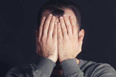 Yakışıklı depresif adam