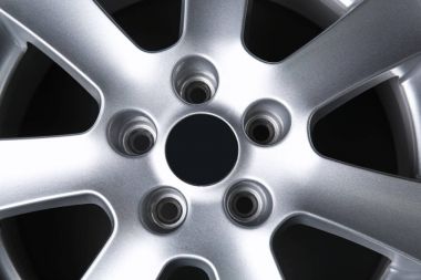 Araba tekerlek üzerinde karanlık