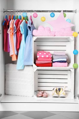 Çocuk giysileri ile gardırop 