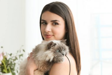Şirin kedi ile güzel kadın  