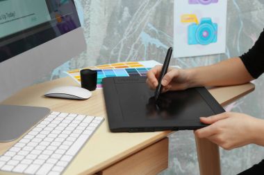 Grafik tablet üzerinde çizim Tasarımcısı