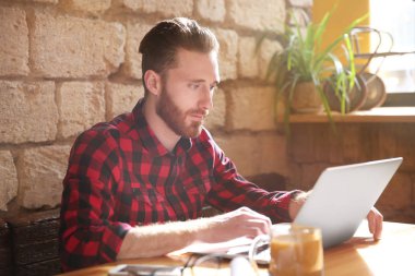 dizüstü bilgisayar ile yakışıklı genç