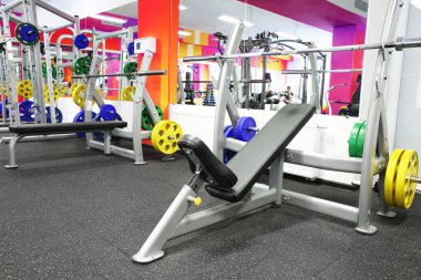 Ekipmanlı bir spor salonu.