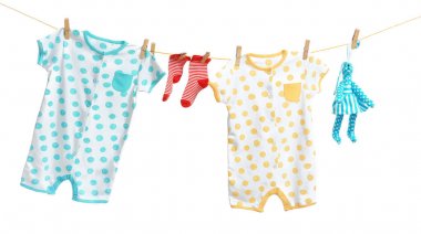 asılı bebek giysileri